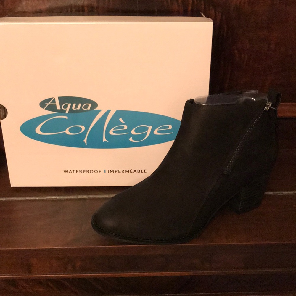 NWT. Aqua College Nancy booties.